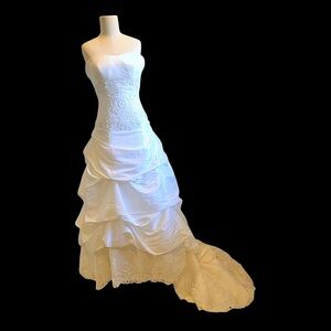 Low’s Bridal Elegant Ivory Strapless Lace Sequin Bodice Wedding Gown Size 6